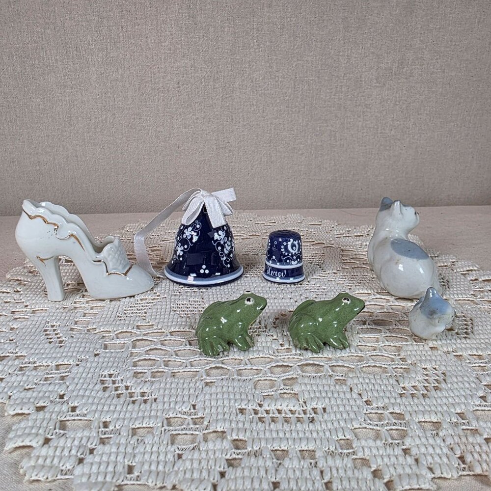Vintage Miniature Figurine Lot Cat Frog Porcelain Shoe Bell Thimble Cottage core - Picture 5 of 5